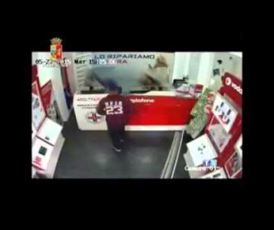 Rapinava negozi di telefonia e profumerie a Ostia e San Paolo, arrestato -VIDEO