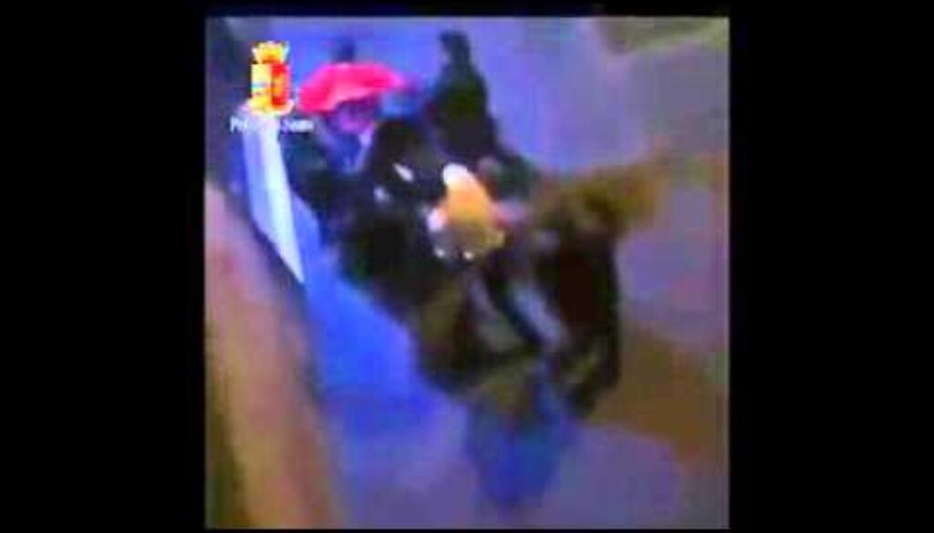 Rapinavano i negozi dei bengalesi a Monteverde, sgominata baby-gang – VIDEO