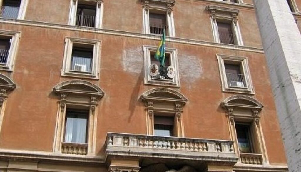 Allarme bomba per uno zaino sospetto a via delle Botteghe Oscure