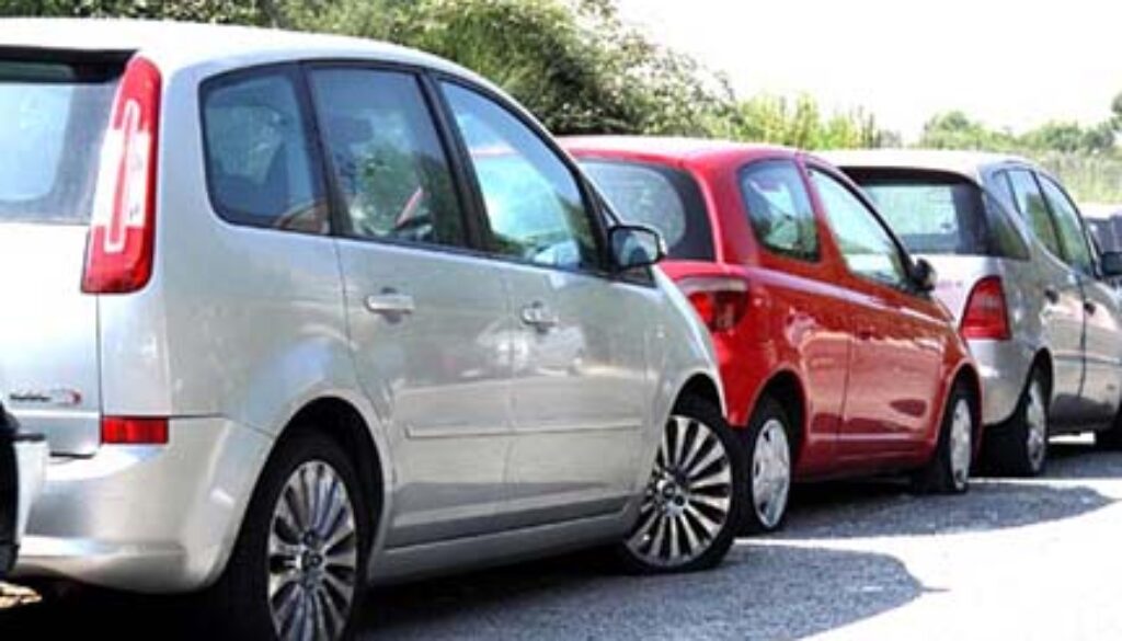 Auto parcheggiata e senza assicurazione