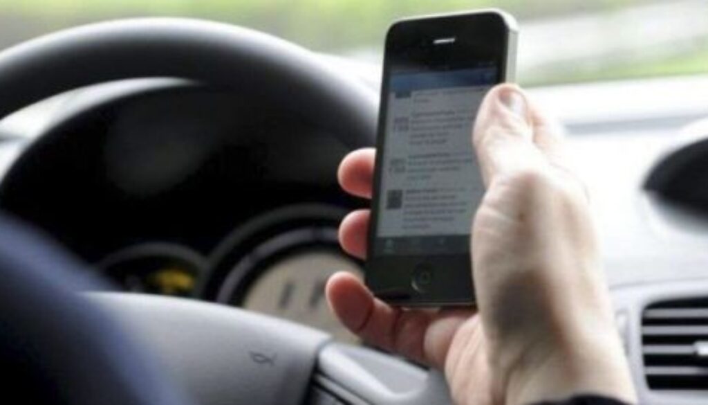 Chattare su Facebook mentre si guida