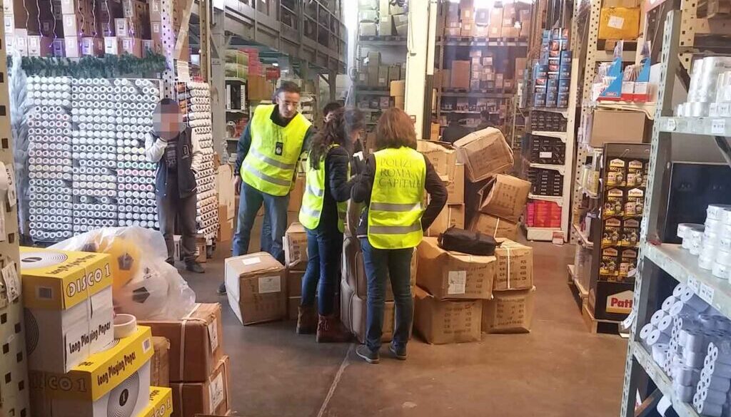 Blitz dei vigili a via dell'Omo