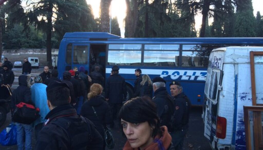 Blitz di Polizia e Carabinieri nel centro migranti di via Cupa