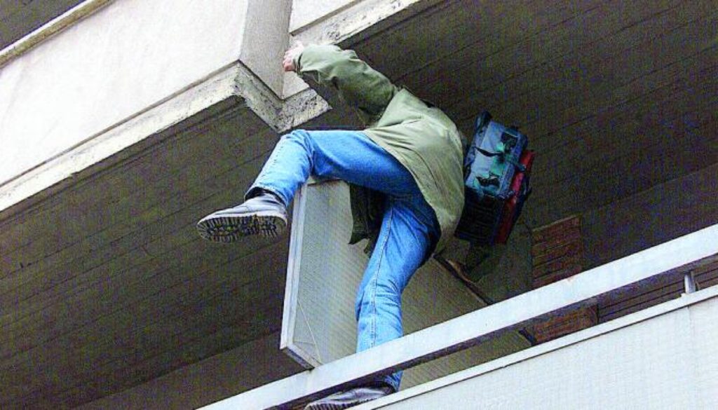 Cade e si ferisce mentre ruba in una casa al Gianicolo