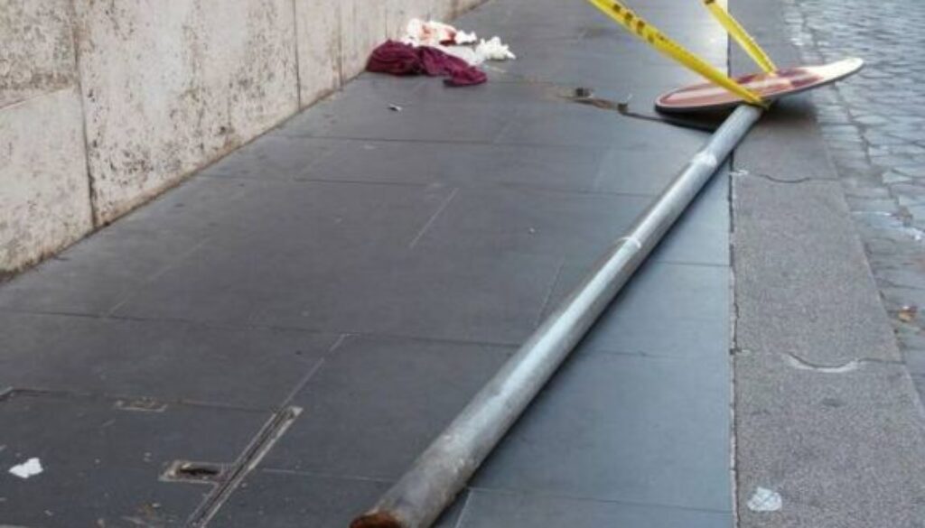 Cade un palo vicino a via del Corso