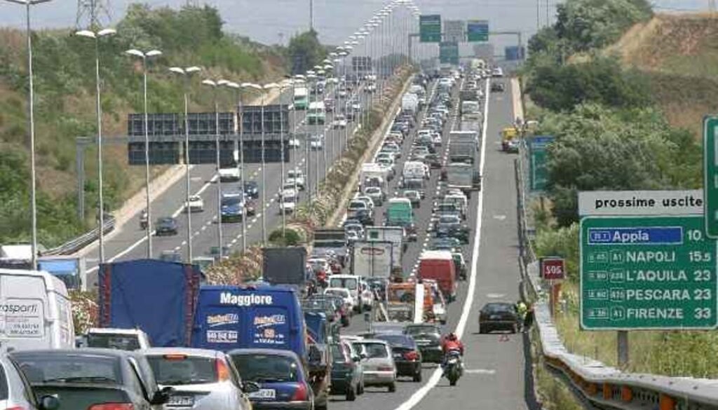 Camion perde il carico sul GRA all'altezza dello svincolo di via Appia