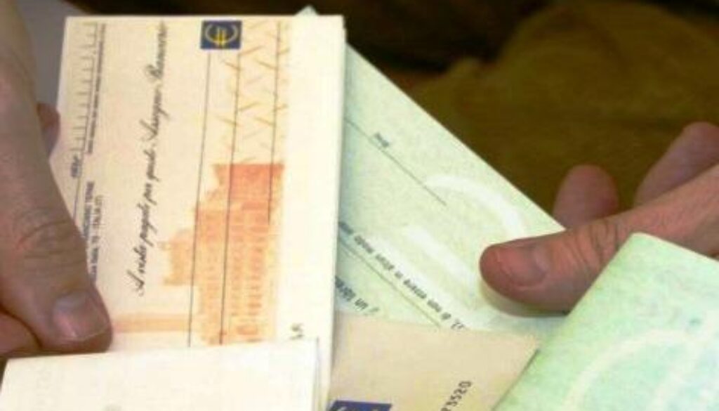 Cercano di incassare assegni falsi a via Nazionale