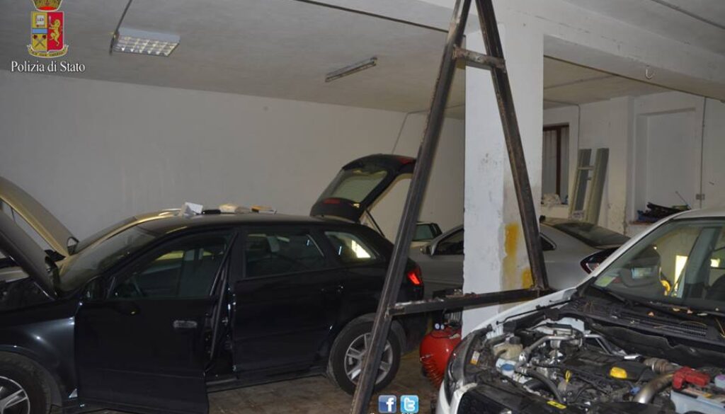 Esce dal carcere per lavorare e smonta auto rubate al Prenestino