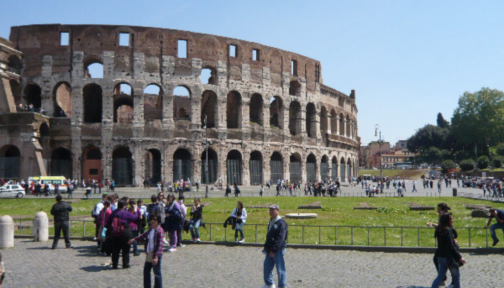 Guida turistica minaccia di gettarsi nel vuoto al Colosseo