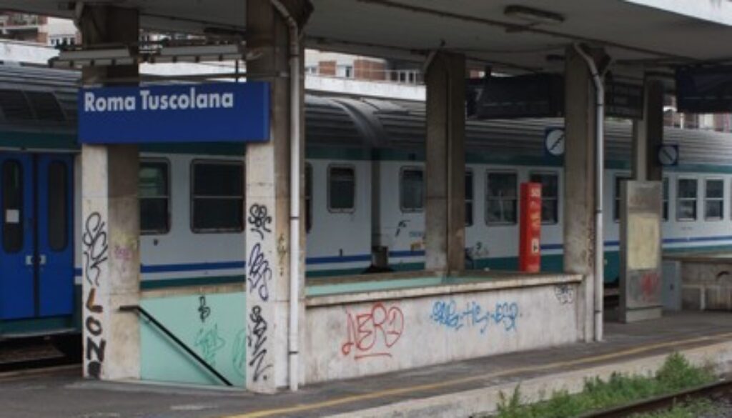 Imbrattano i treni della Stazione Tuscolana