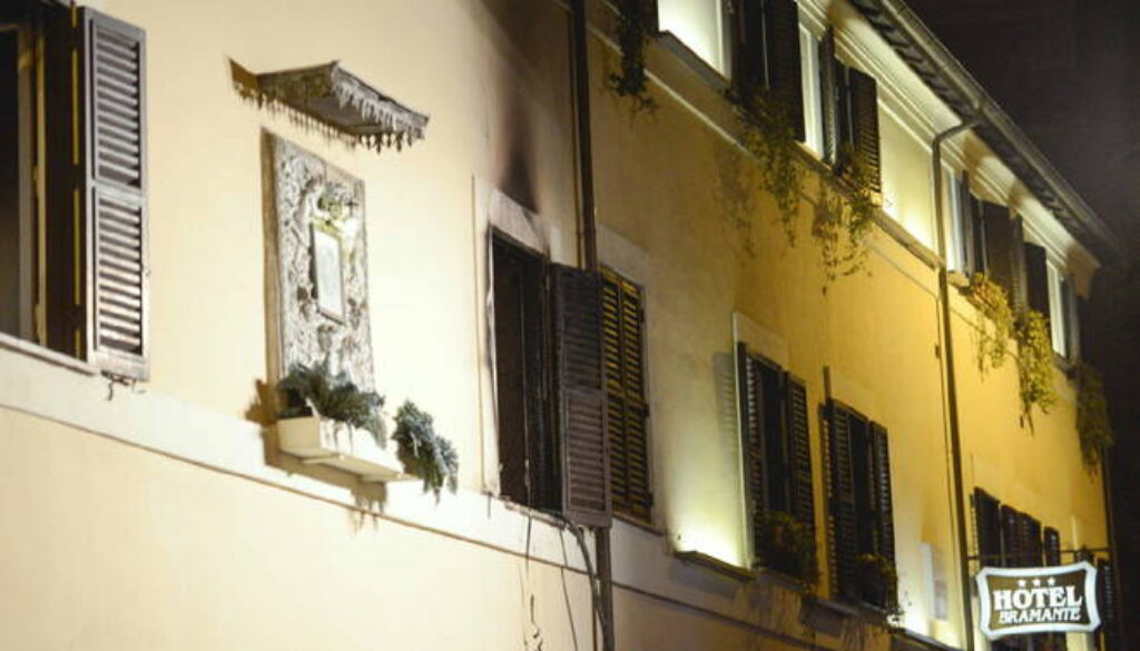 Incendio in un palazzo a Borgo Pio
