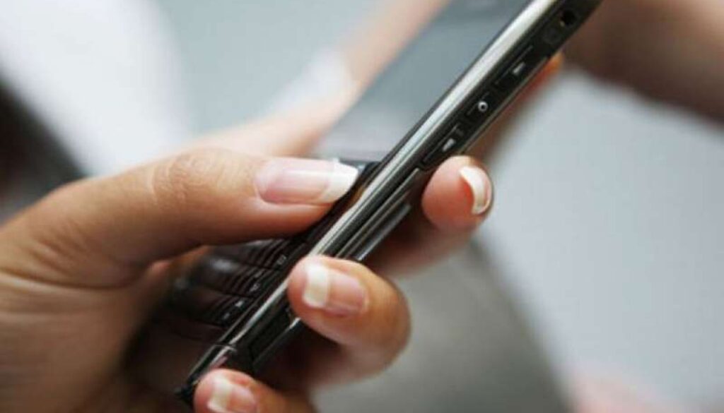 La truffa dello smishing sullo smartphone
