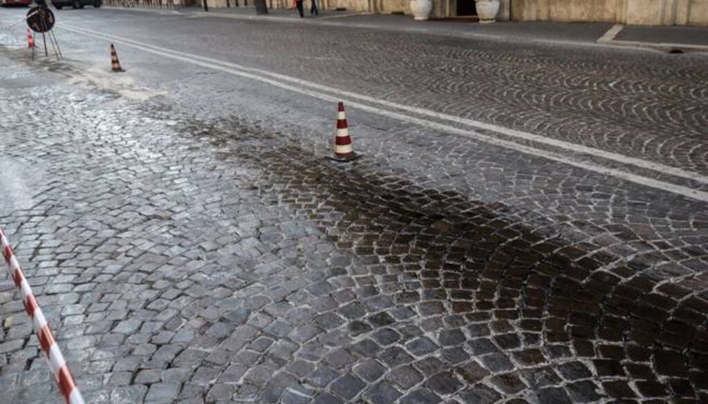 Macchia d'olio a via IV Novembre