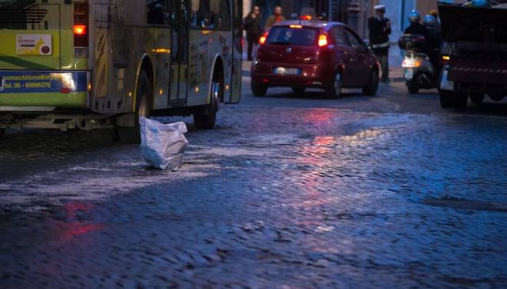 Macchia d'olio su strada a piazza della Repubblica
