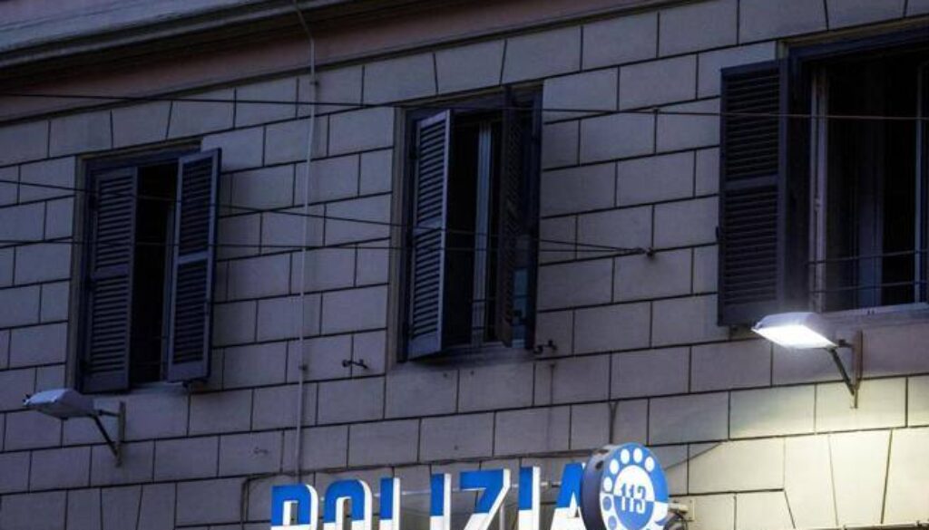 Minaccia la compagna con una mannaia e incendia il portone al Casilino
