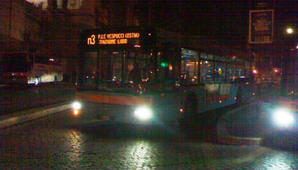 Picchia e deruba un giovane sulla linea N3 a via Ostiense