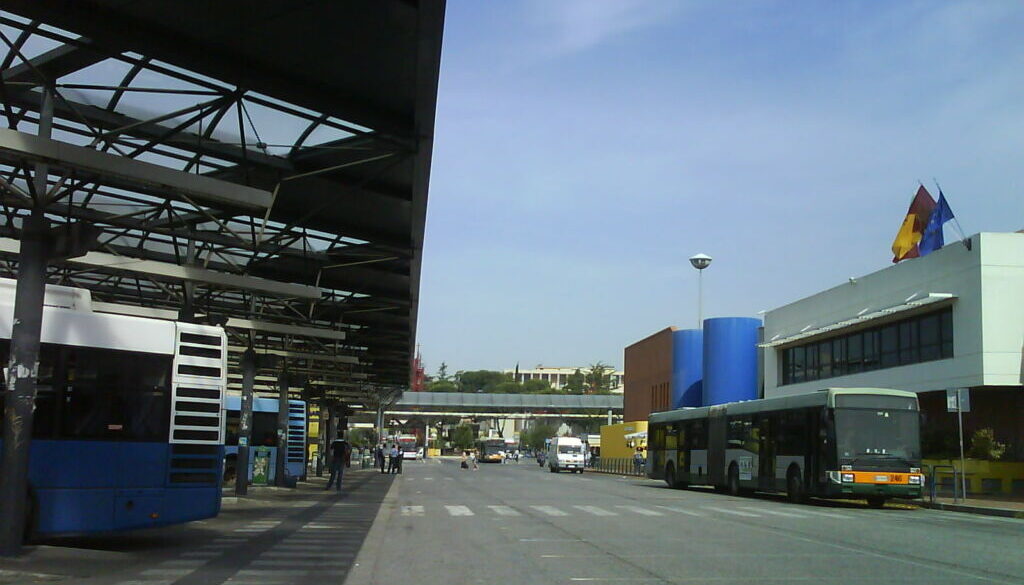 Rapinano un passante sulla Laurentina
