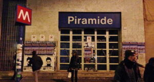 Rissa nella stazione Piramide della Metro B