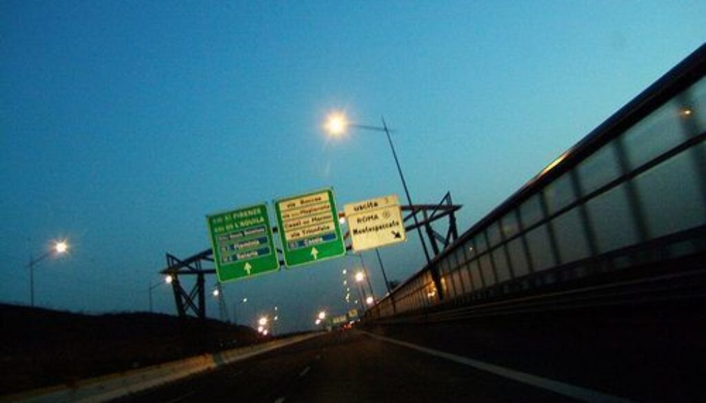 Ritirate le patenti a 8 furbetti della corsia d'emergenza