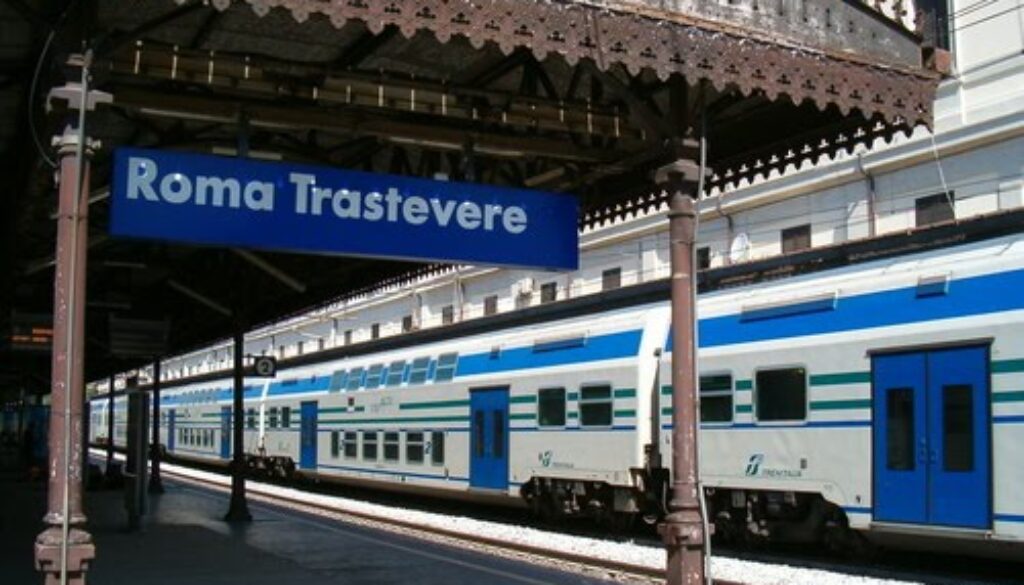 Rubano portafoglio su un treno alla Stazione Trastevere
