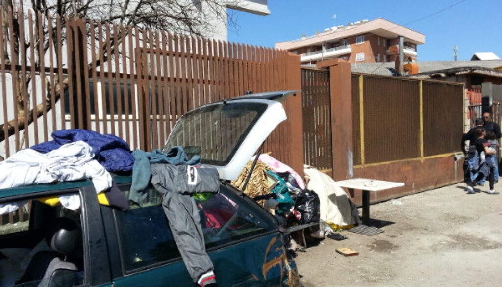 Rubano un'auto a Tor Sapienza e si nascondono in un centro d'accoglienza