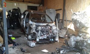 Rubavano e smontavano auto a San Cesareo