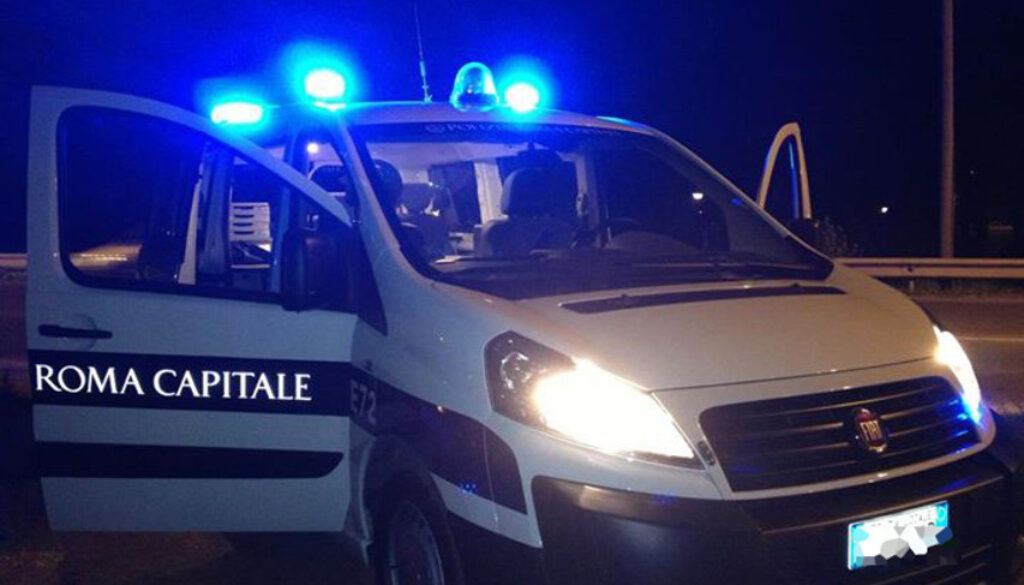 Scontro tra furgone e mezzo Ama a Circo Massimo