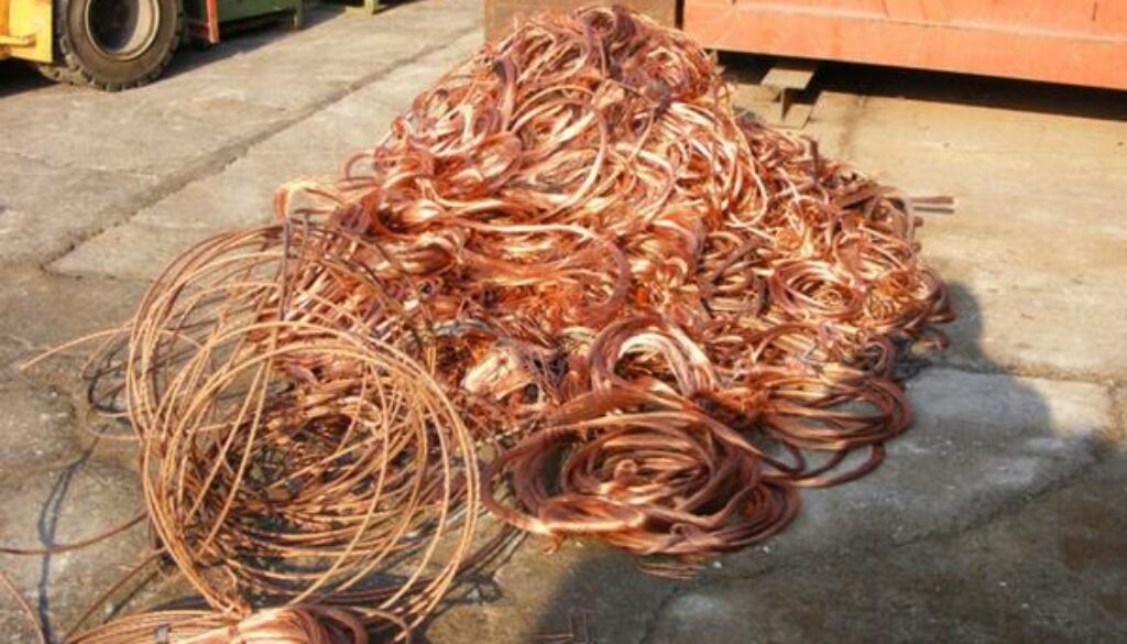 Scoperto un deposito pieno di rame rubato alla Magliana