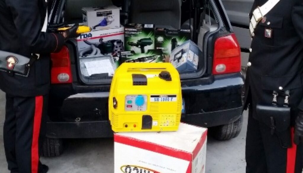Sorprende e fotografa i ladri in garage a Capannelle
