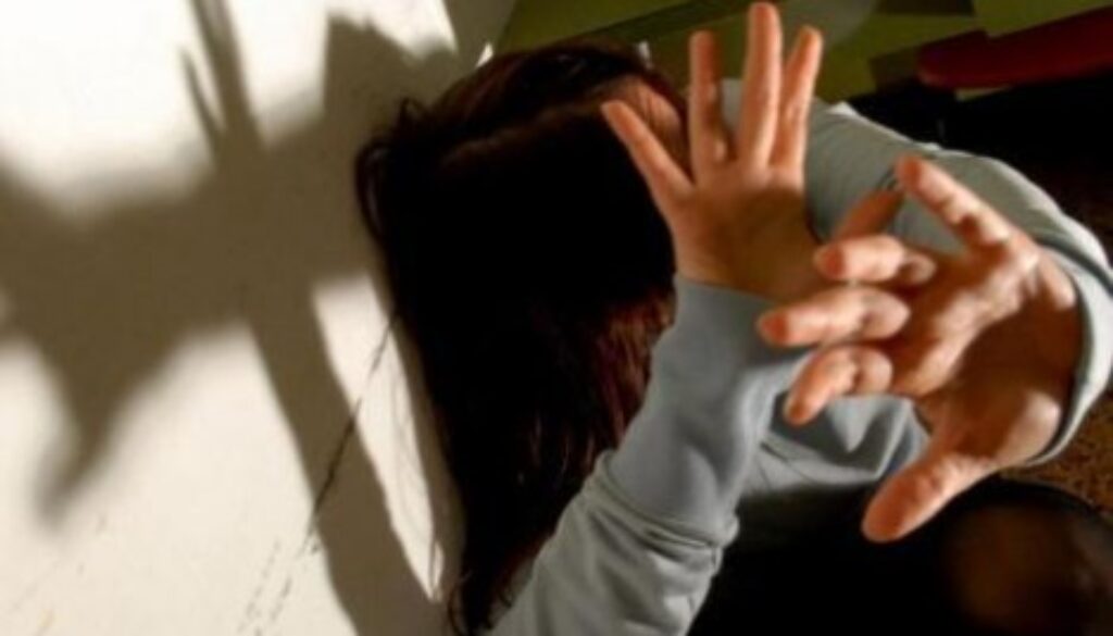 Usa la cinta dei pantaloni per picchiare la compagna a Velletri