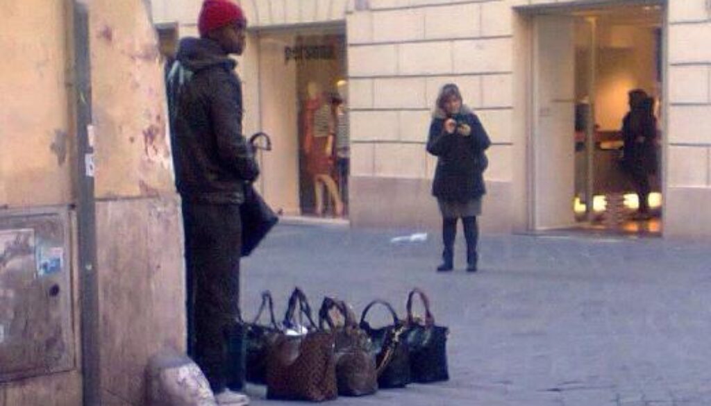Venditori ambulanti a via del Corso e piazza di Spagna