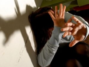 Violenta una minorenne e la riprende col cellulare ad Ariccia