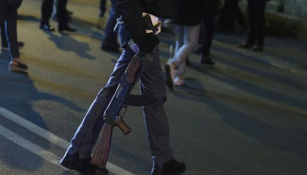 http://www.social24.it/wp-content/uploads/2015/11/20151115_111109_kalashnikov-roma-quattordici.jpg