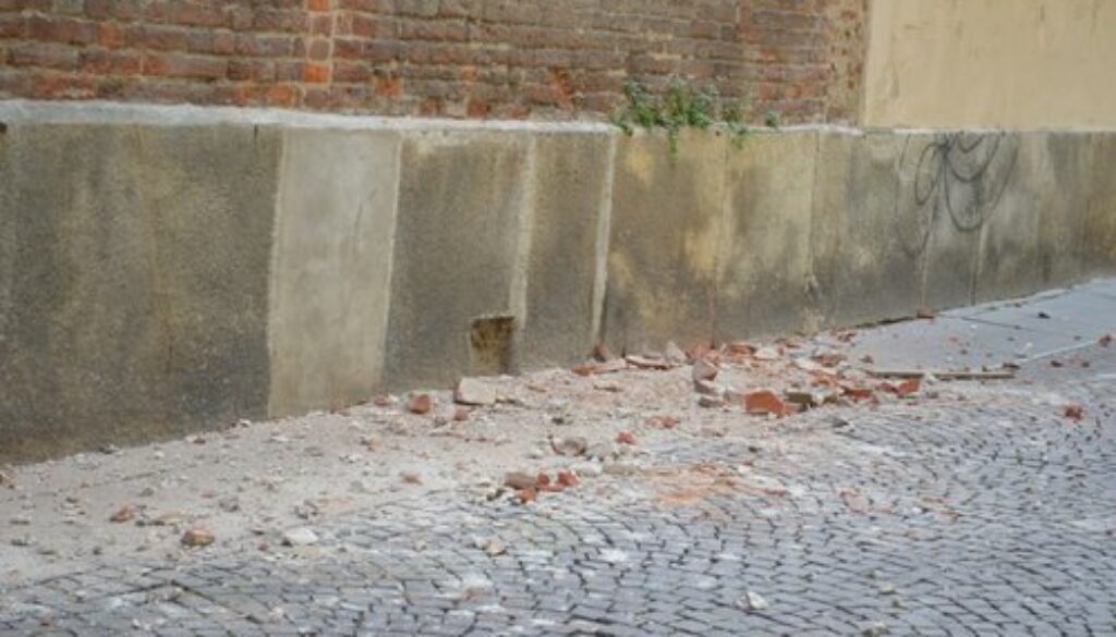 rsz_caduta_di_calcinacci_e_intonaco