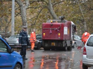 Asfalto scivoloso sul Lungotevere a causa del guano