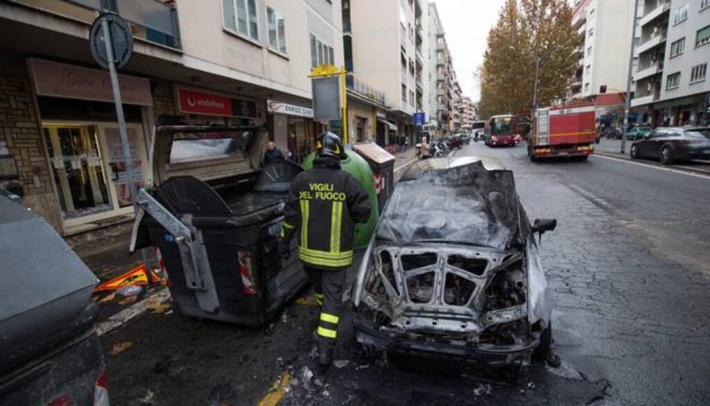 Auto prende fuoco a via Cipro Auto prende fuoco a via Cipro
