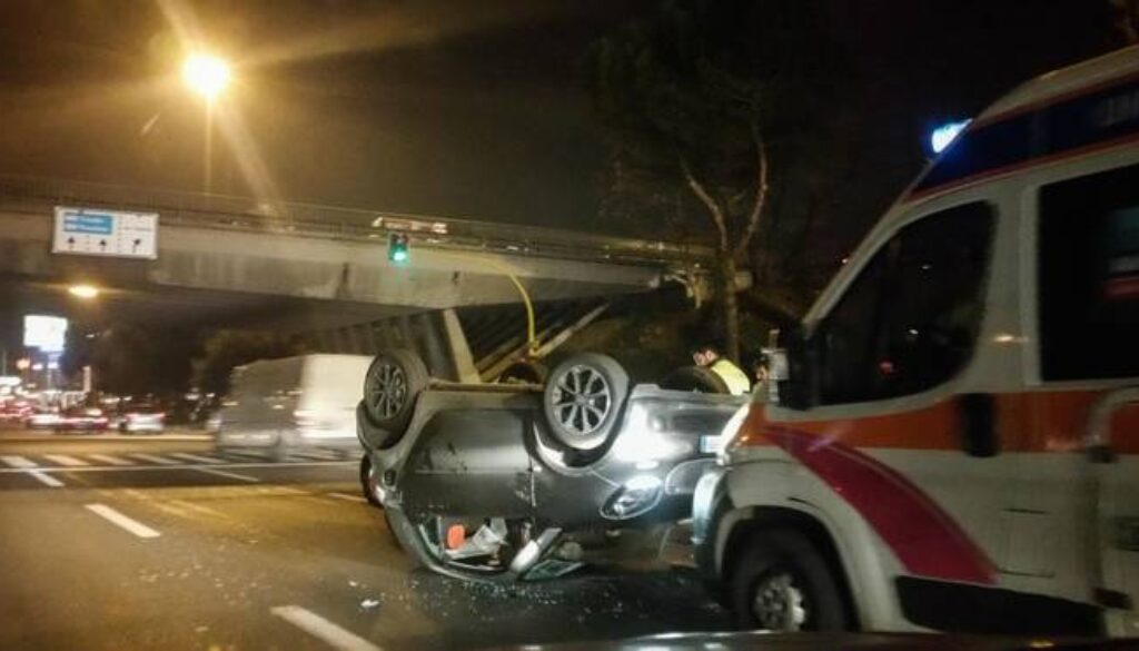 Auto si ribalta all'altezza del viadotto di Corso Francia