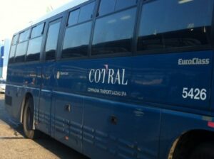 Autobus del Cotral va a fuoco a Pomezia