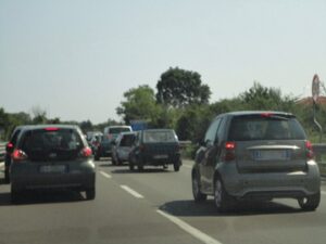 Camion perde due auto dal carico sulla Nettunense