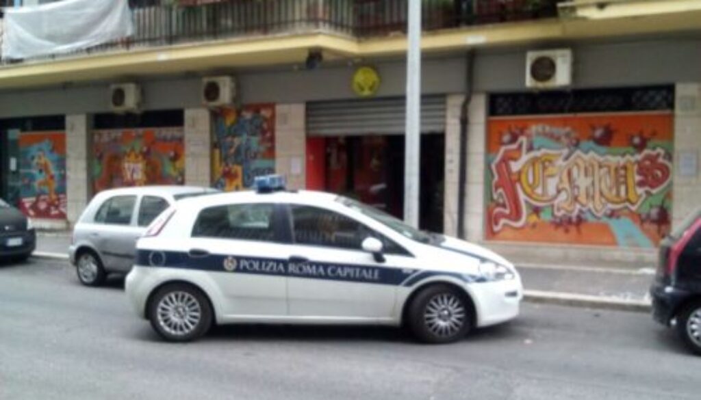 Chiuso un negozio di abbigliamento a piazza Irnerio per irregolarità