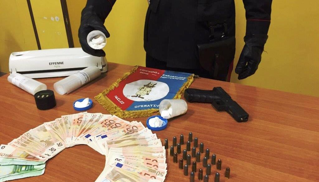MONTESACRO - La pistola, la droga  e i soldi sequestrati dai Carabinieri_
