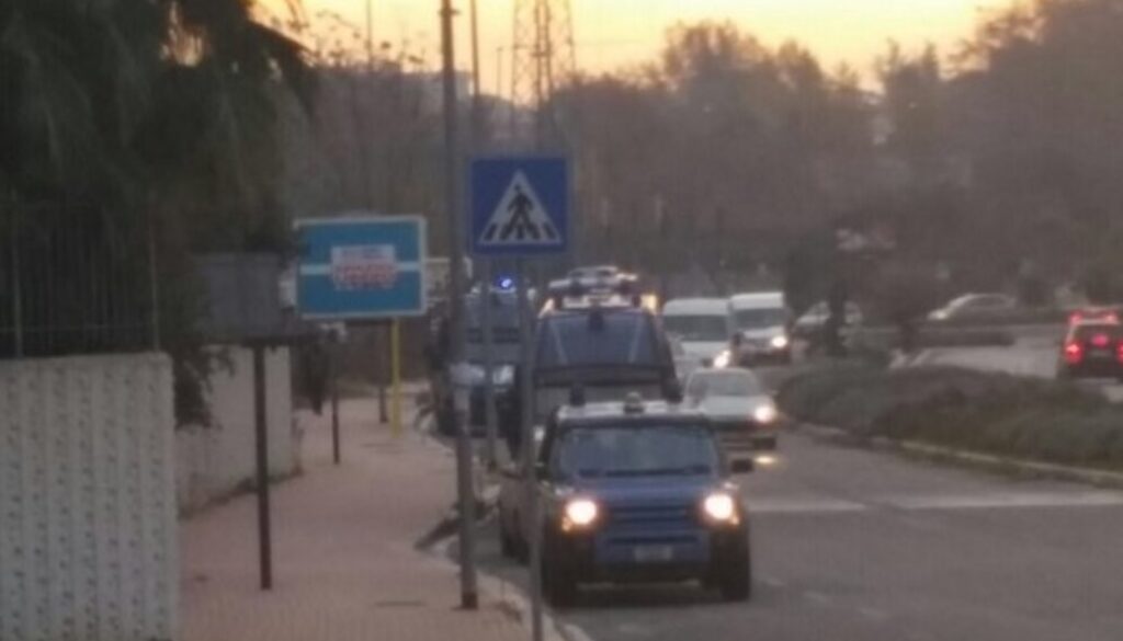 Mezzi blindati davanti a un palazzo occupato a Casal Boccone