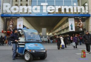 Nasconde la droga nei calzini a Termini