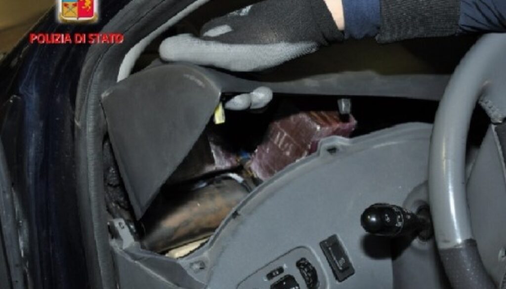 Nasconde la droga nel cruscotto dell'auto alla Magliana