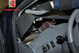Nasconde la droga nel cruscotto dell'auto alla Magliana