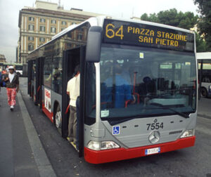 Prende a pugni il controllore a bordo del bus 64