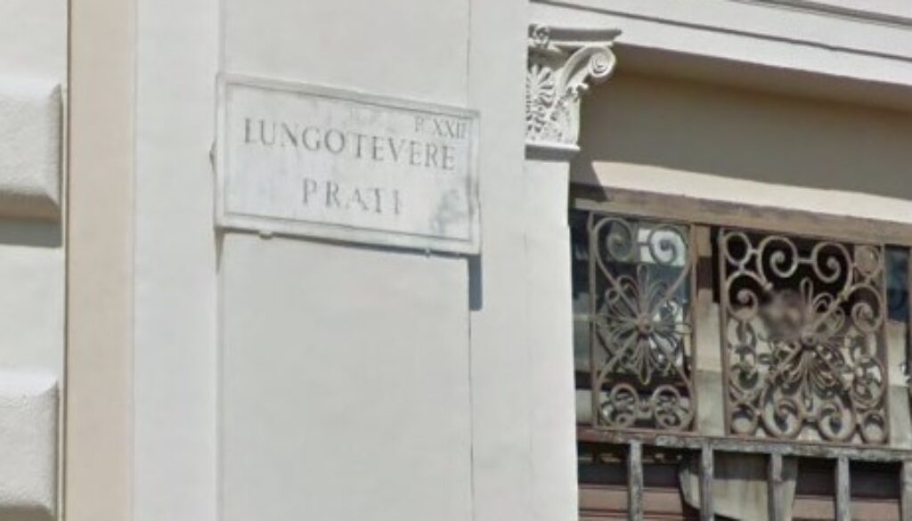 Rubano dalle auto parcheggiate sul Lungotevere Prati Rubano dalle auto parcheggiate sul Lungotevere Prati
