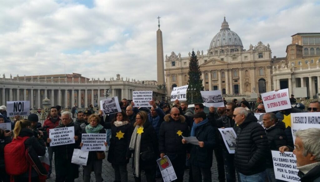 Urtisti protestano a piazza San Pietro Urtisti protestano a piazza San Pietro