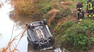 Furgone finisce in un canale ad Ardea
