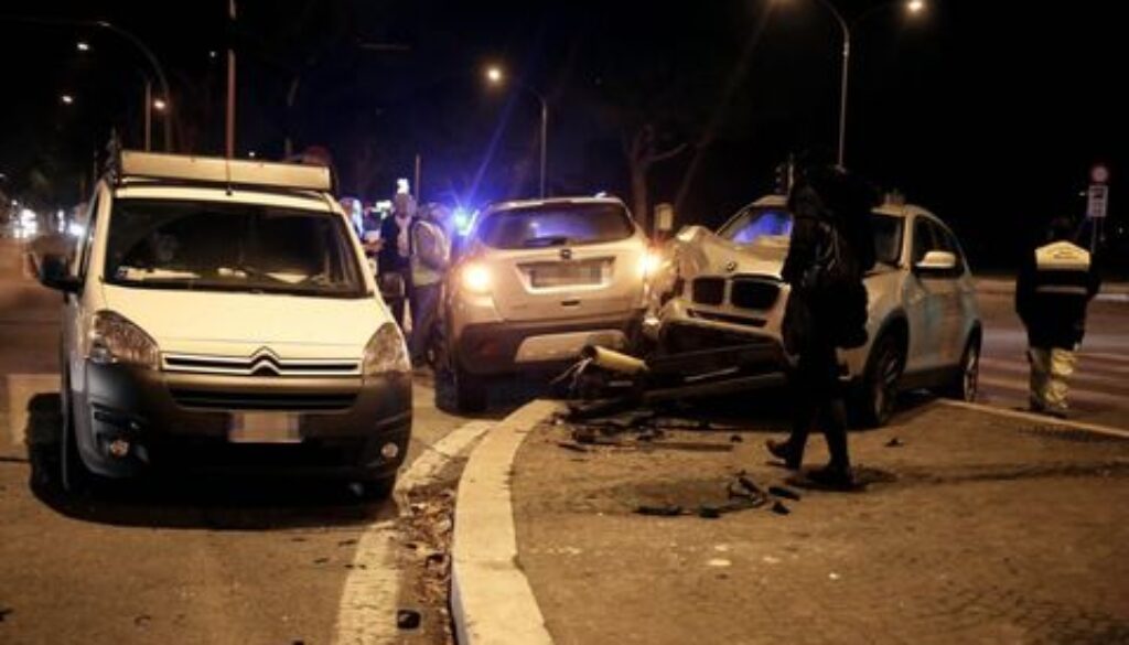 Auto contro semaforo